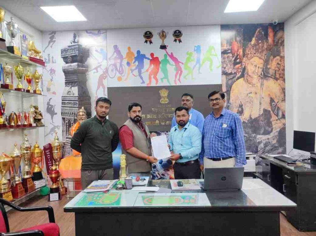 महाराष्ट्रातील नवीन क्रीडा पोर्टलच्या तांत्रिक अडचणींमुळे शालेय क्रीडा स्पर्धांना विलंब होत असल्याचा आरोप. ऑफलाइन किंवा जुन्या पोर्टलद्वारे स्पर्धा तातडीने सुरू करण्याची मागणी; क्रीडा आयुक्तांच्या निर्णयाकडे लक्ष.